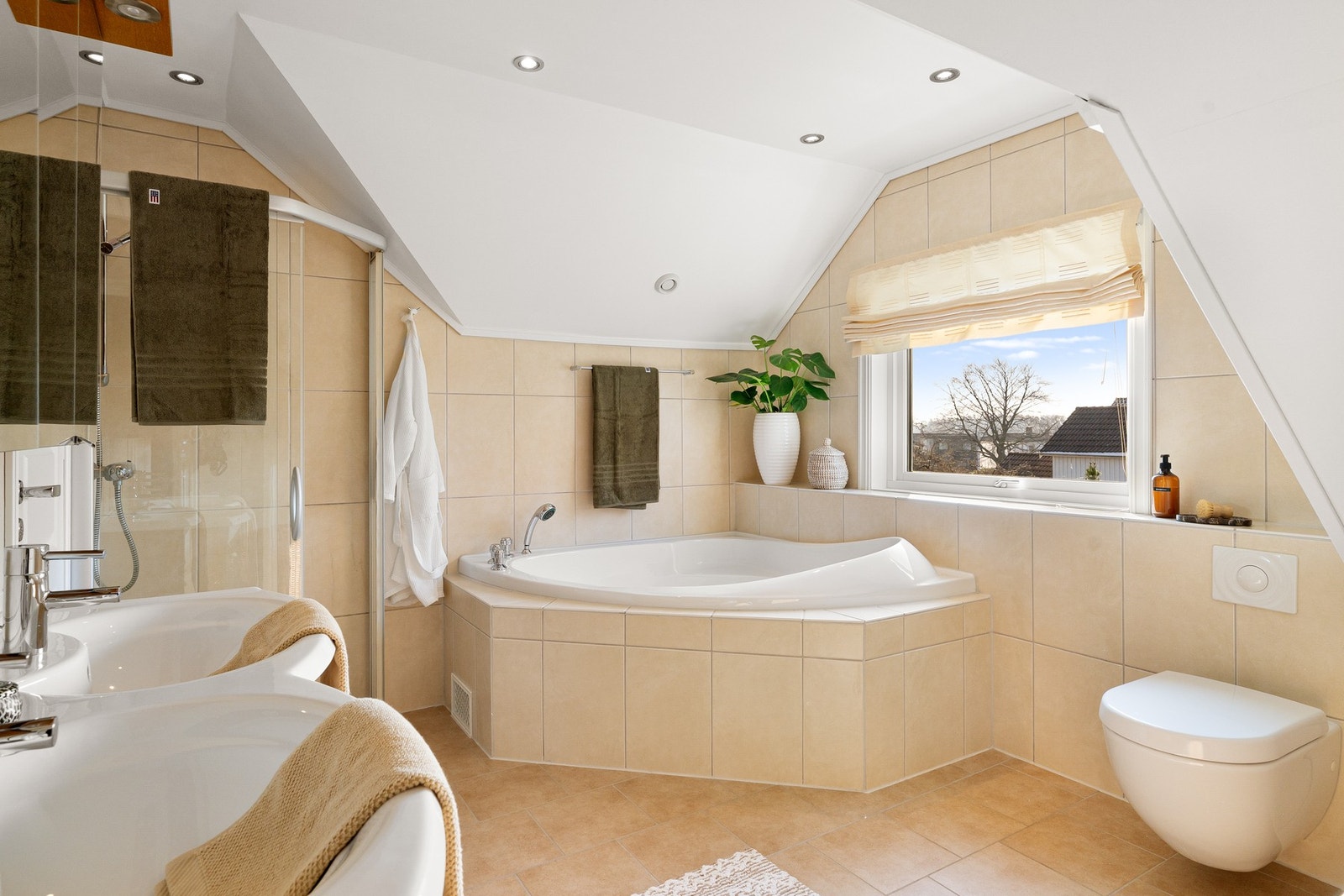 Helfliset og meget pent bad med både badekar og dusj Galleribilde