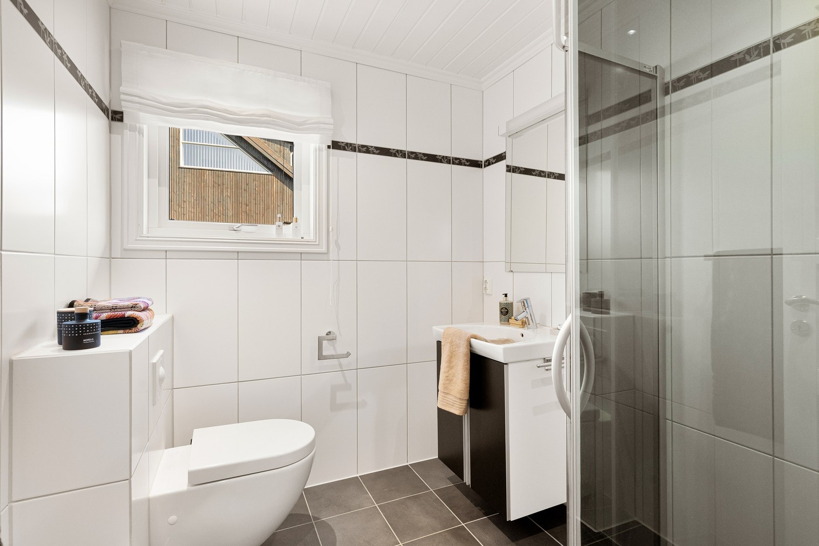 Flott baderom fra 2007 i etasjen. Flislagt gulv med gulvvarme. Flislagte vegger. Panelbord i himling. Vegghengt toalett og pen vask.
Dusjhjørne med glassdører. Galleribilde