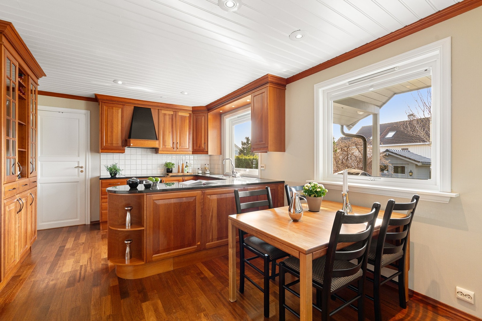 Stort og meget innholdsrikt kjøkken med benkeplate i granitt Galleribilde