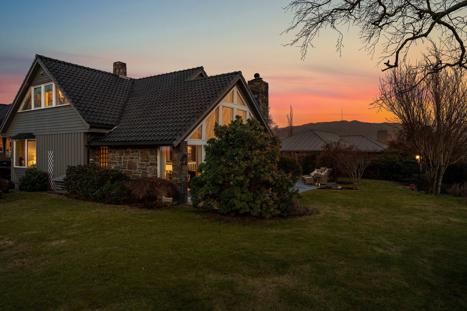 Stor og meget solrik hage Galleribilde