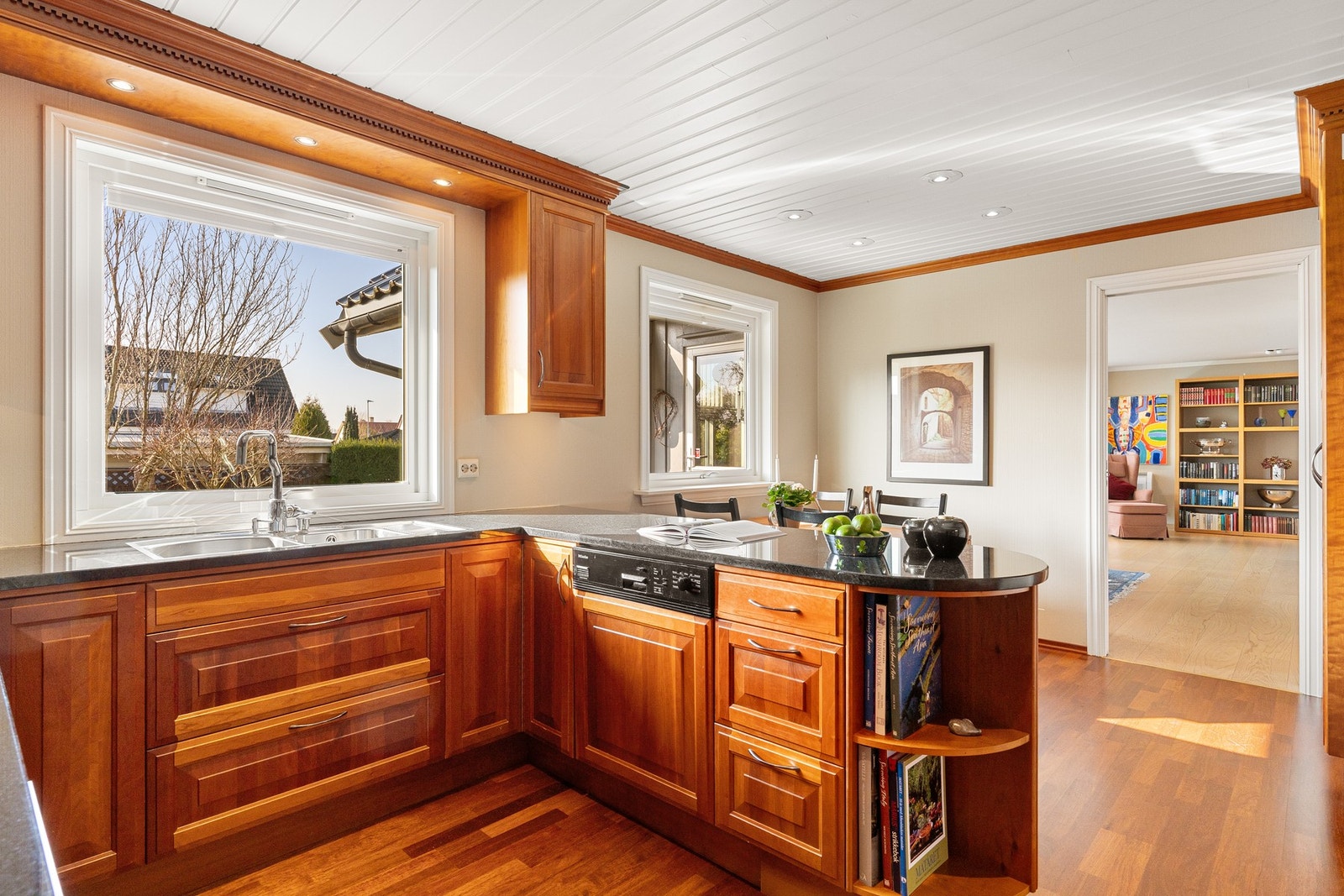 Det er plass til stort spisebord også på kjøkkenet Galleribilde