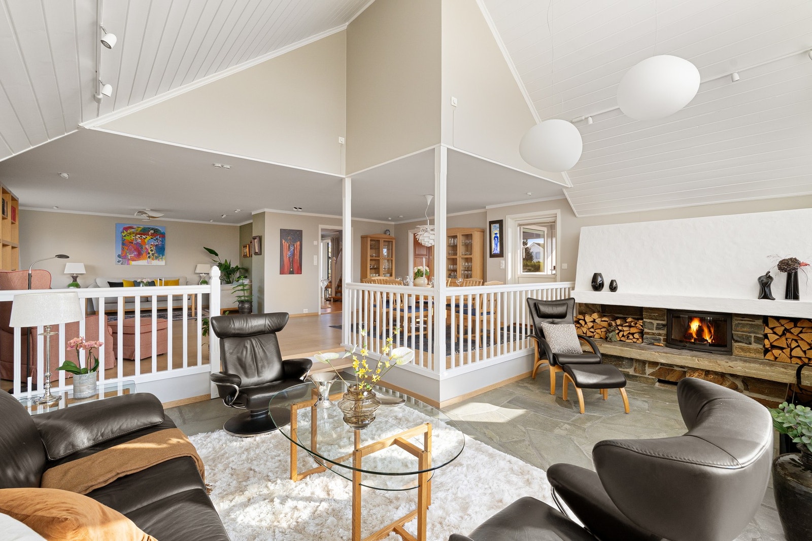 Velkommen inn - vi starter i den grandiose stuen, her i delen som ble bygget ut i 2004 Galleribilde