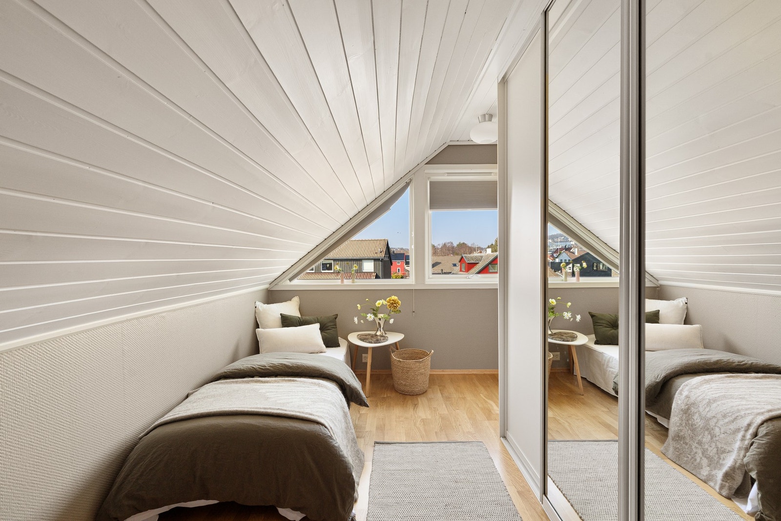 Soverom 2- med speildørs- skyvedørsgarderobe Galleribilde