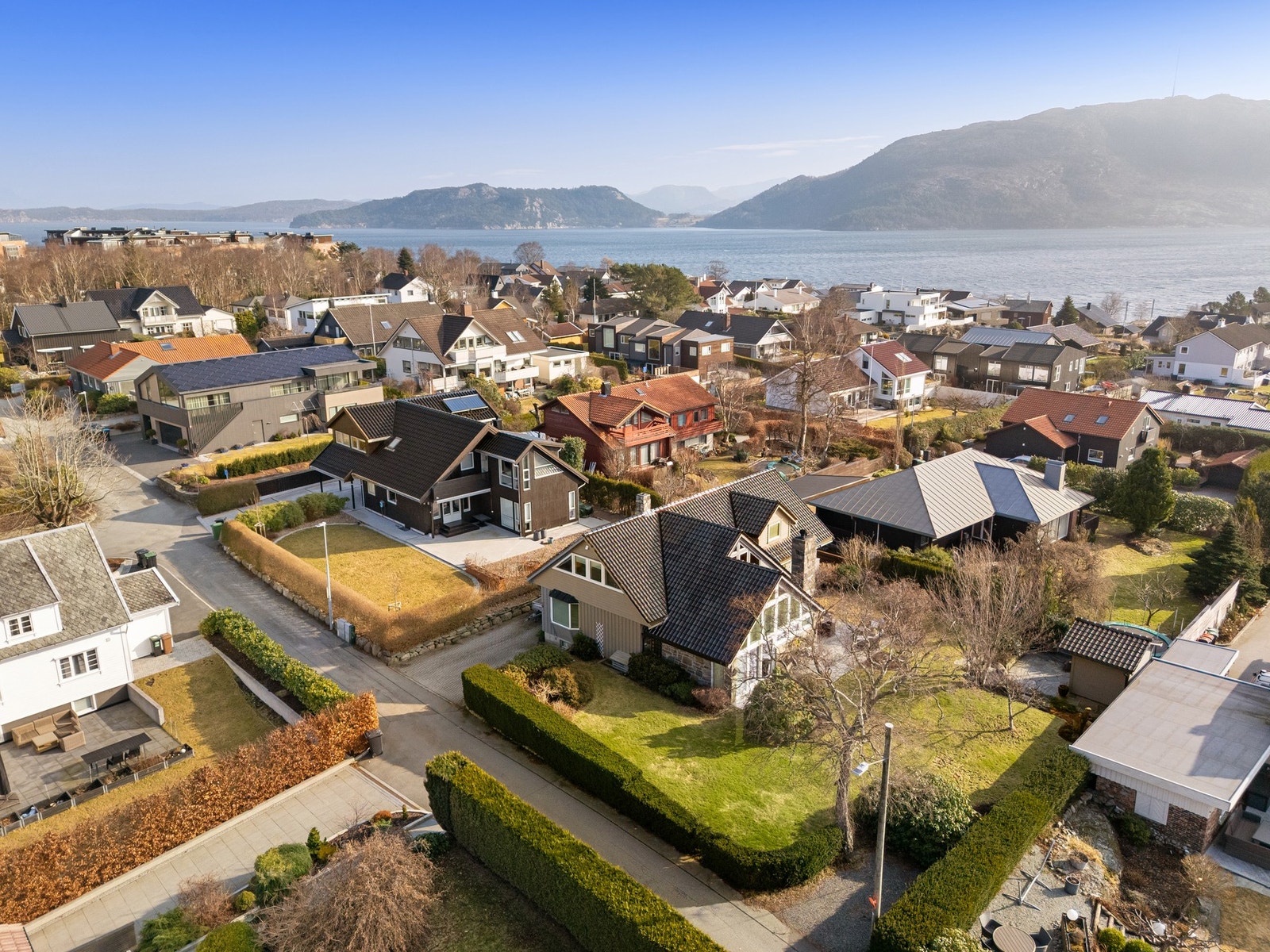 Lysten på et bad i sjøen? Bare noen minutters rusling ned til Gandsfjorden og Vaulen badeplass Galleribilde