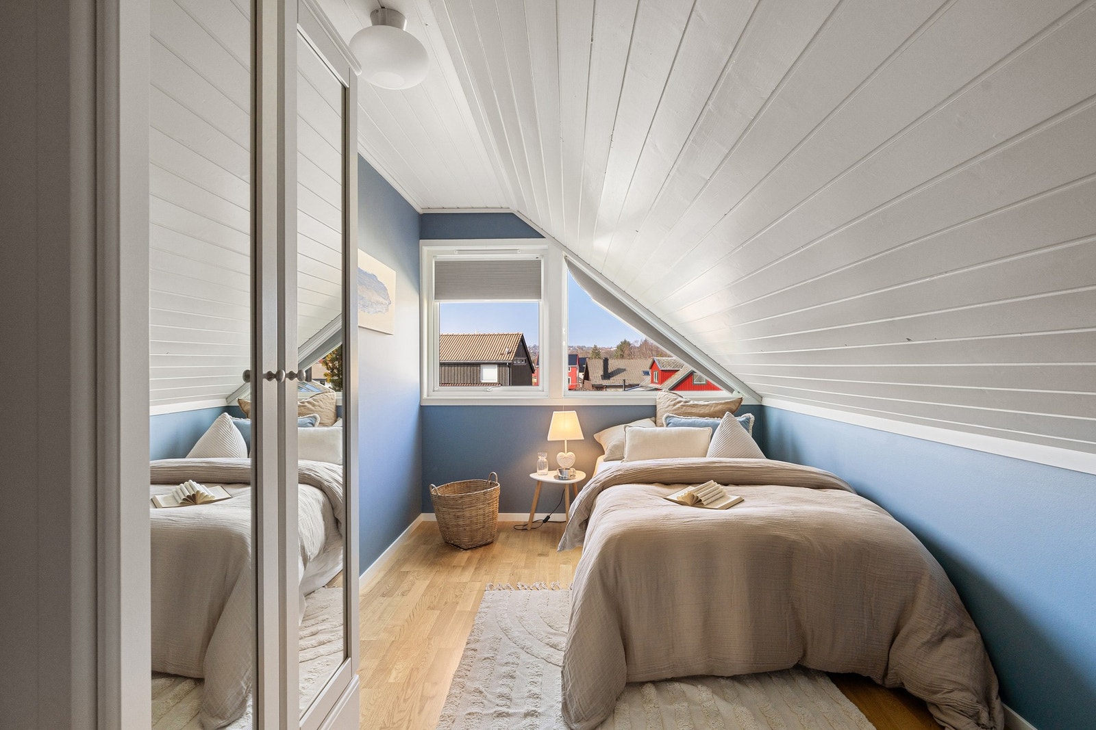 Soverom 3- også denne med speildørs- skyvedørsgarderobe Galleribilde