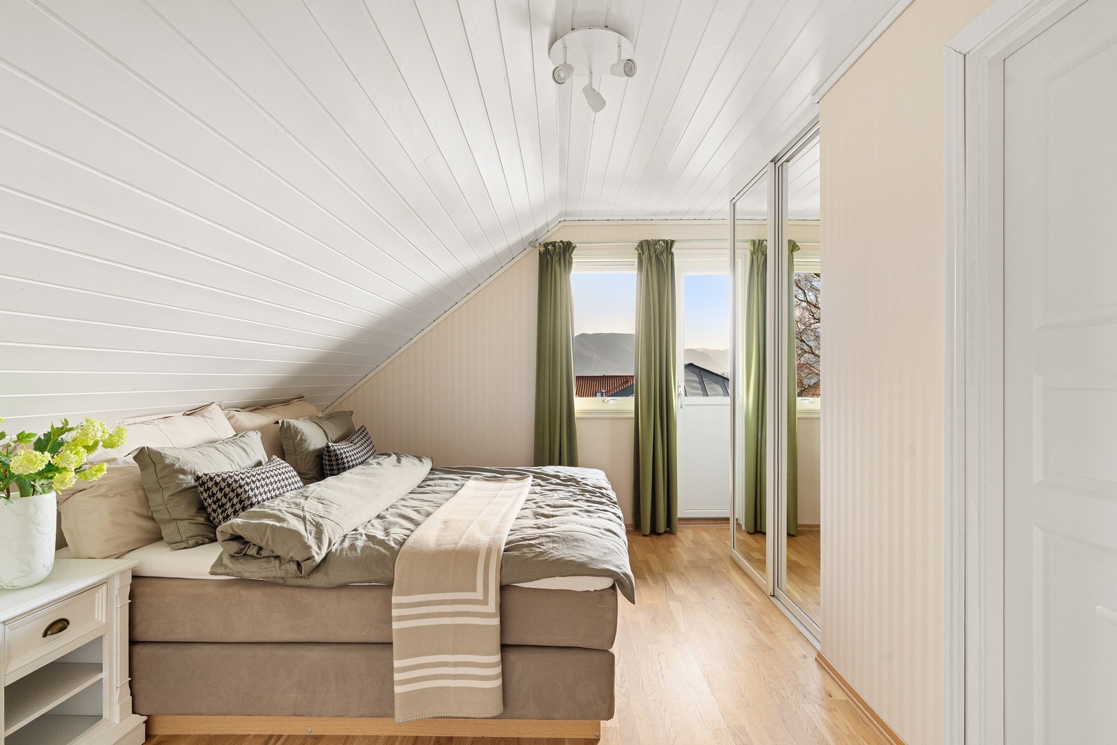 Flott hovedsoverom med garderobe, inngang til kott og direkte til etasjens bad. Galleribilde