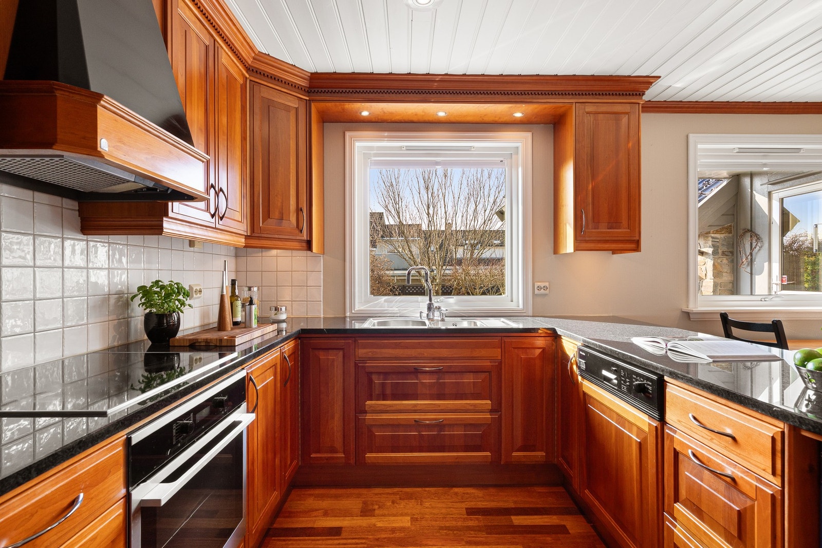 Kjøkkenet er levert av Drømmekjøkken og kommer med hvitevarer Galleribilde