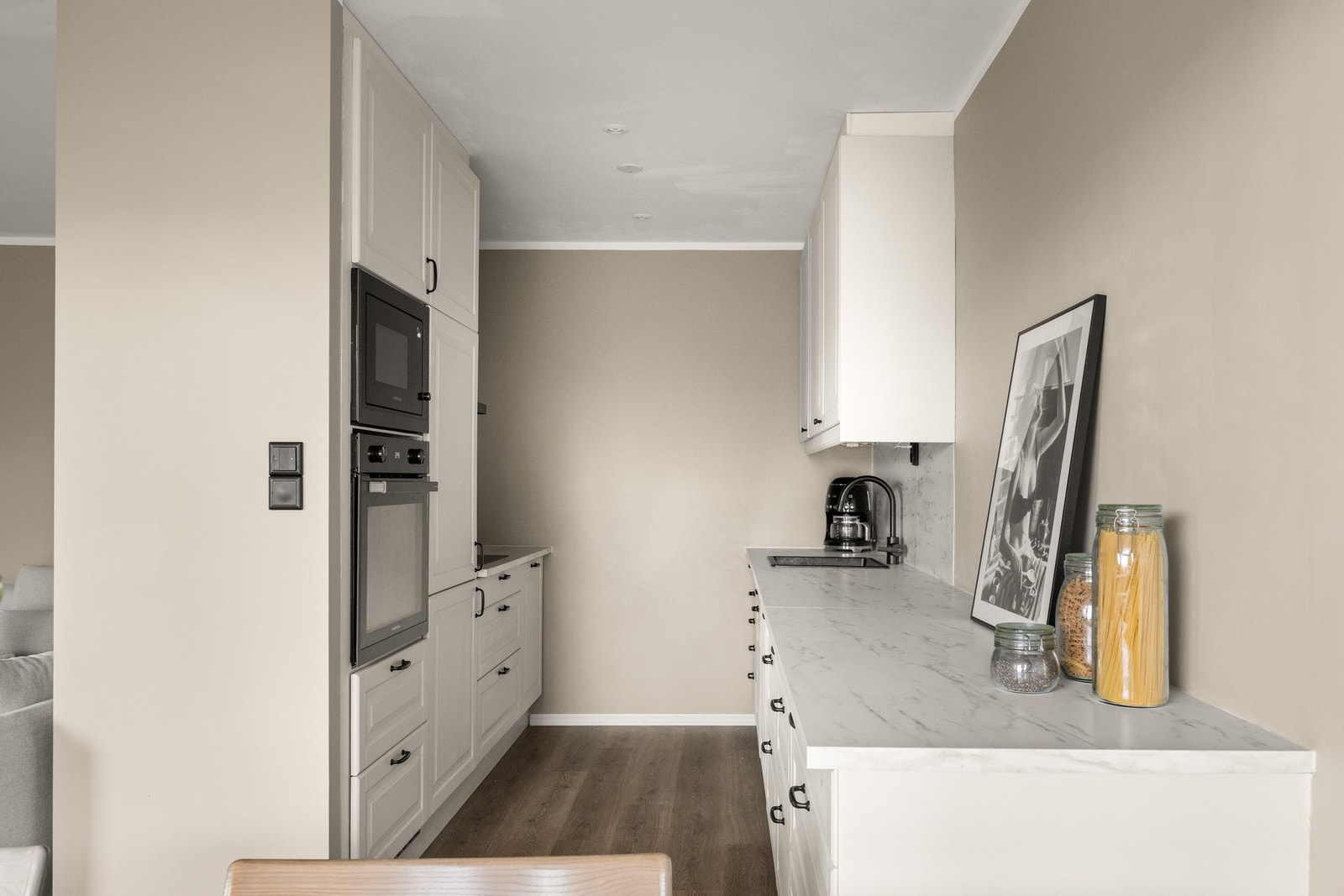 Av integrerte hvitevarer er det induksjonsplatetopp, stekeovn, mikrobølgeovn, oppvaskmaskin, samt kjøl- og frys. Galleribilde