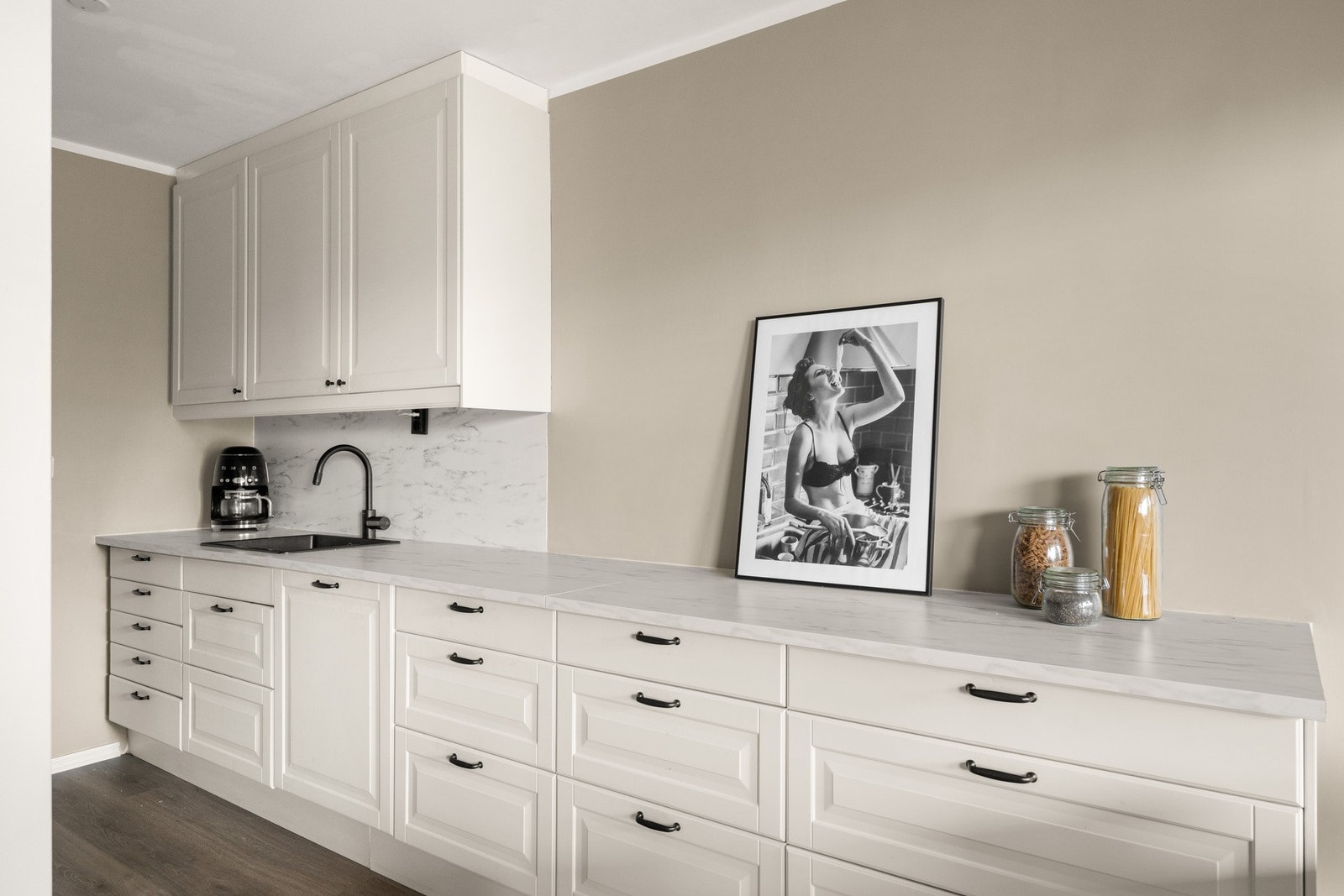 Kjøkkenet har en stilren og moderne kjøkkeninnredning fra 2023. Galleribilde