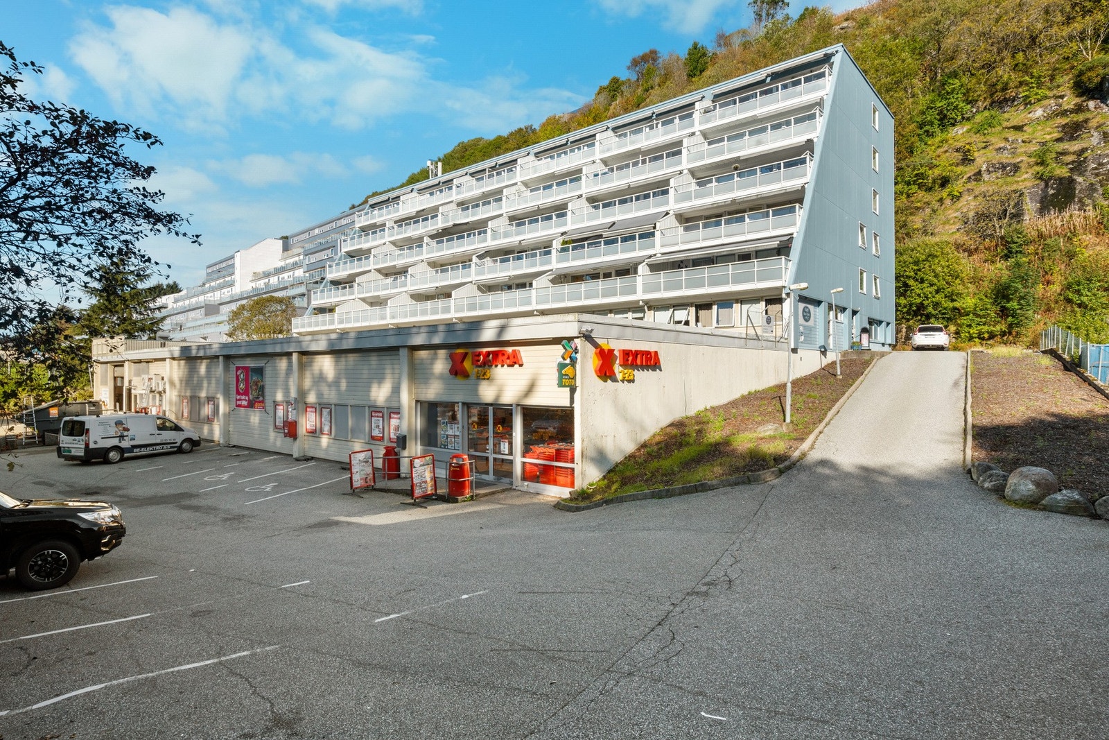 Dagligvarehandelen gjøres enkelt på Kiwi Olsvik eller Coop Extra Olsvik, som begge ligger innenfor kort gangavstand. Galleribilde