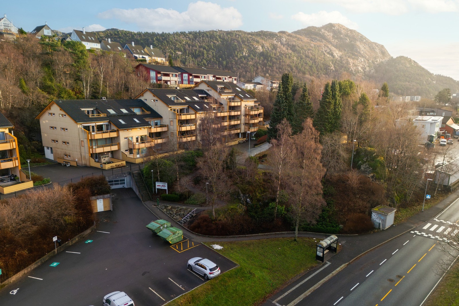 Innenfor få minutters gange finner en blant annet Olsvikparken barnehage, Olsvikåsen Kanvas-barnehage, Grøntulien barnehage, og Olsvik skole. Galleribilde