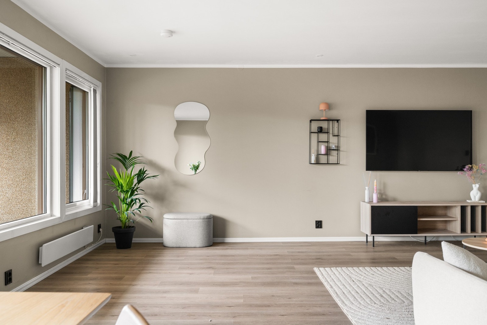 Store vindusflater sørger for godt med naturlig lysinnslipp. Galleribilde