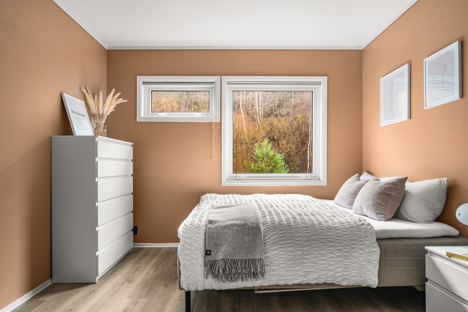 De andre soverommene kan innredes med seng, nattbord og garderobeløsning. Galleribilde