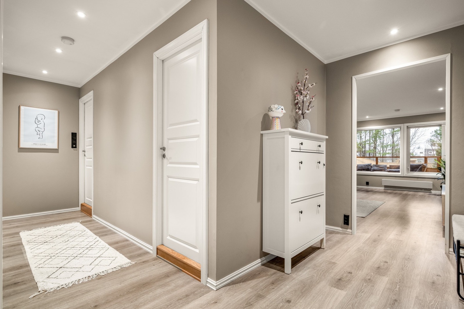 Det første som møter deg er en lekker gang på 11,3 kvm. Galleribilde