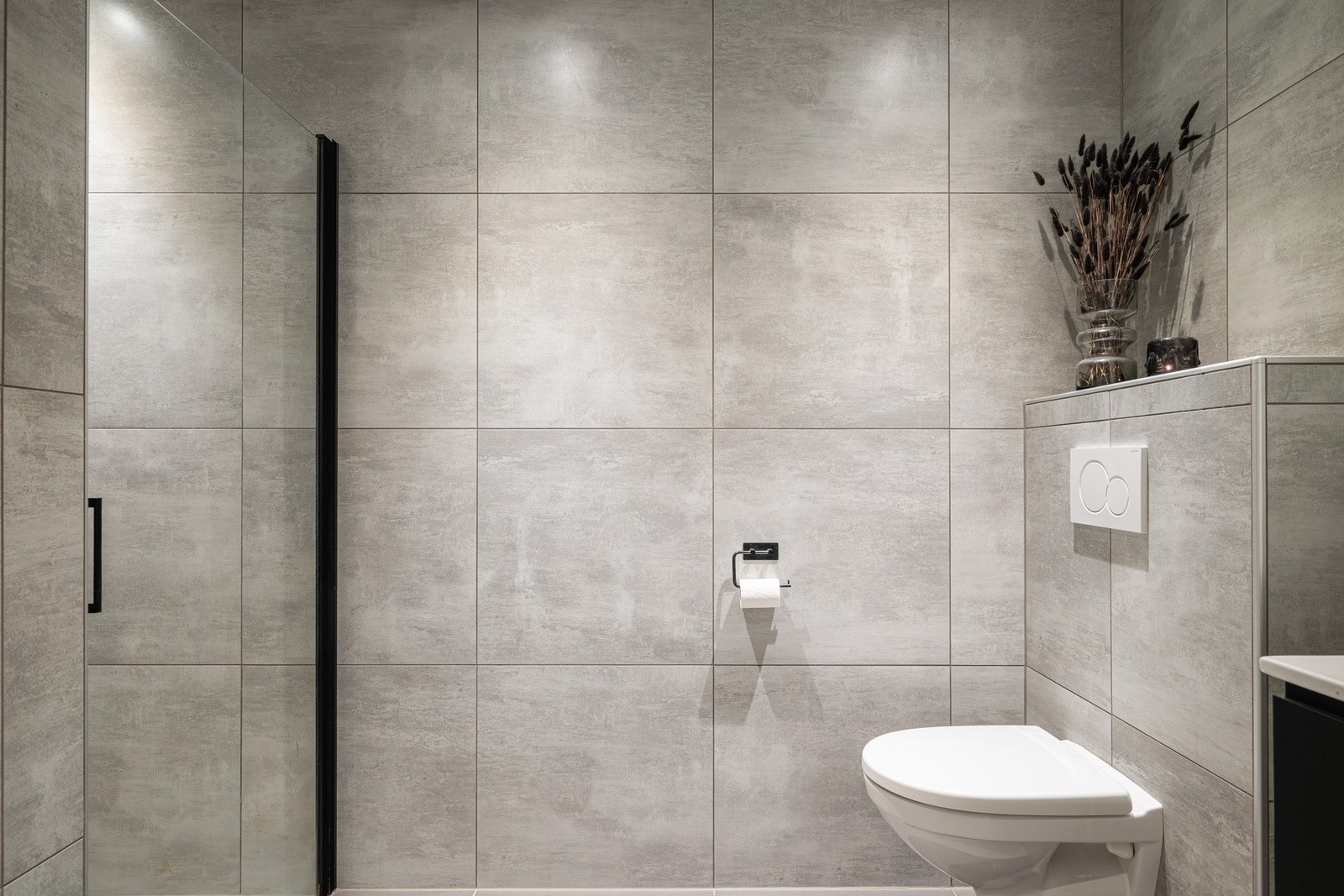 Baderomsinnredningen har et moderne og eksklusivt preg. Galleribilde