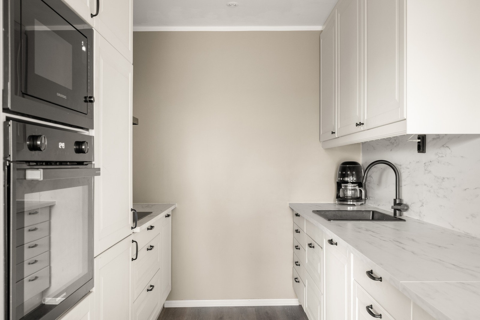 Kjøkkenet har godt med arbeids- og oppbevaringsplass. Galleribilde