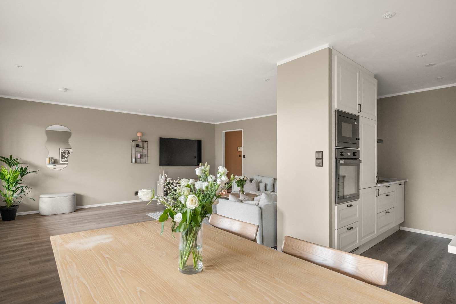 Stuen har også plass til en hyggelig spisegruppe. Galleribilde