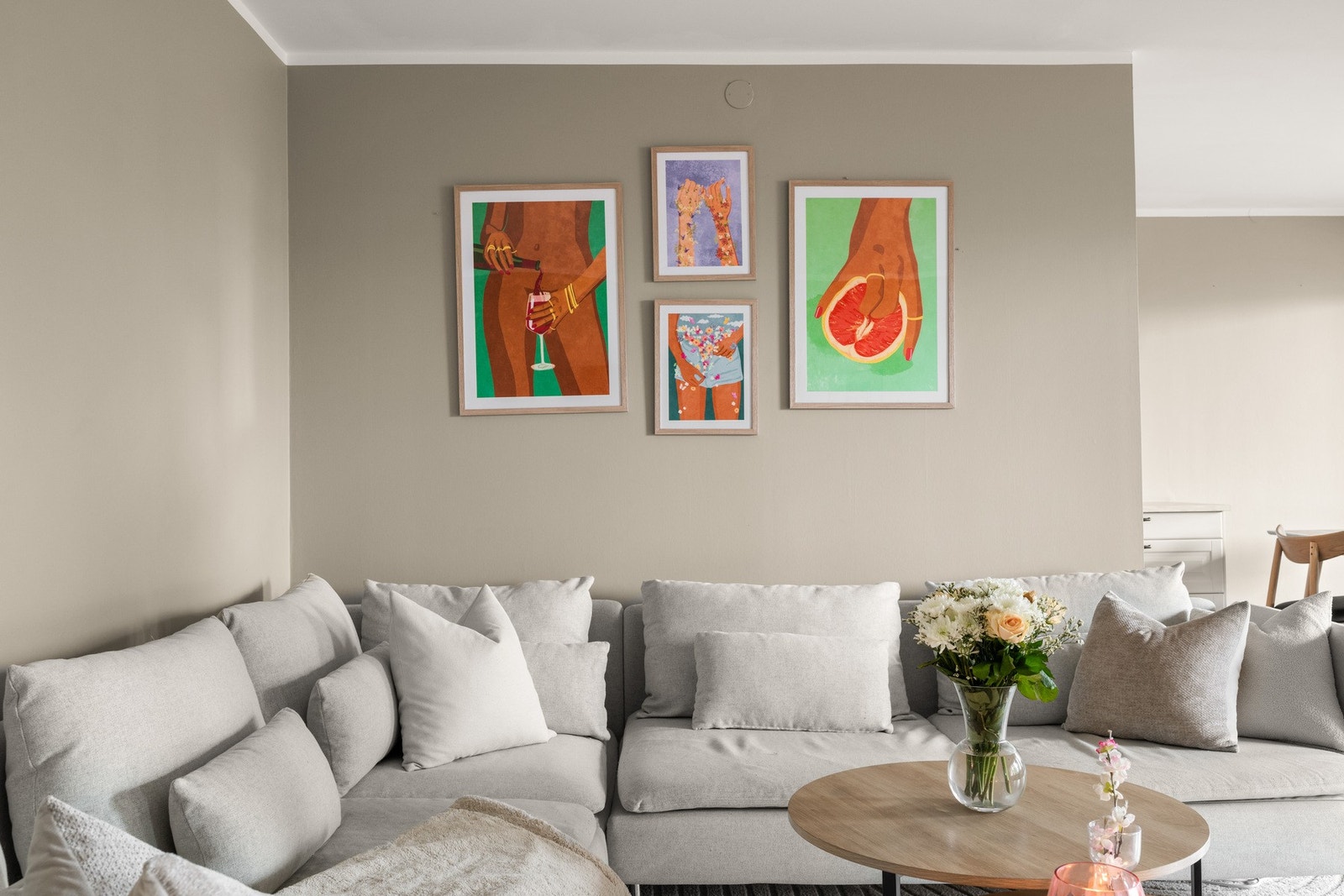 Det er god plas til en koselig sofagruppe. Galleribilde