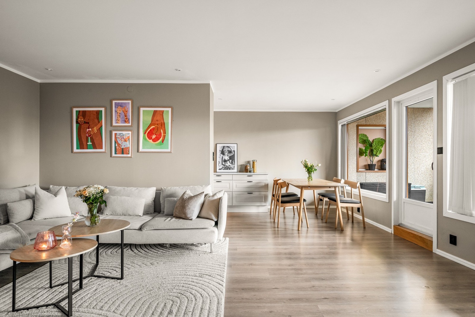 I hele leiligheten (utenom bad og vaskerom) ble det lagt et lekkert laminatgulv i 2022. Galleribilde