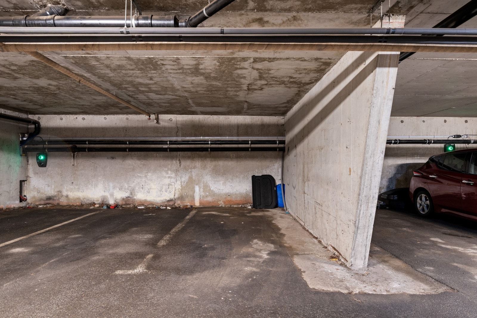 Fast parkeringsplass i garasje medfølger boligen. Galleribilde