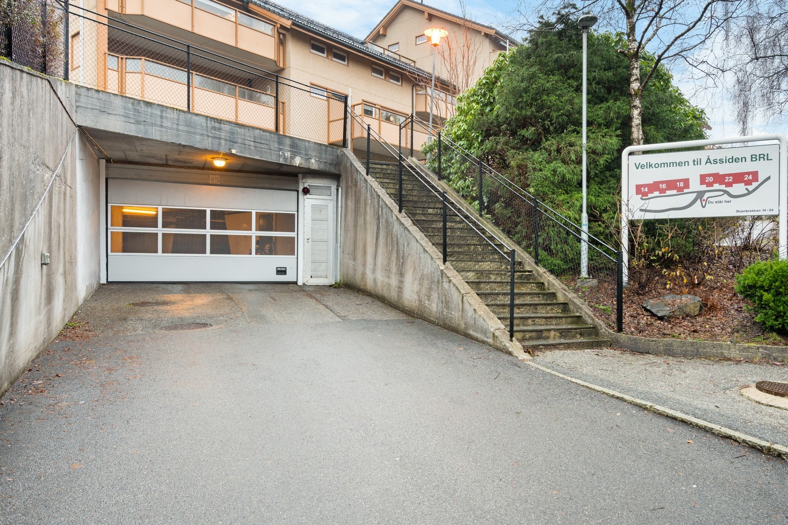 Skjenbrekken 22 ligger flott til i et etablert og barnevennlig nabolag i Olsvik. Galleribilde