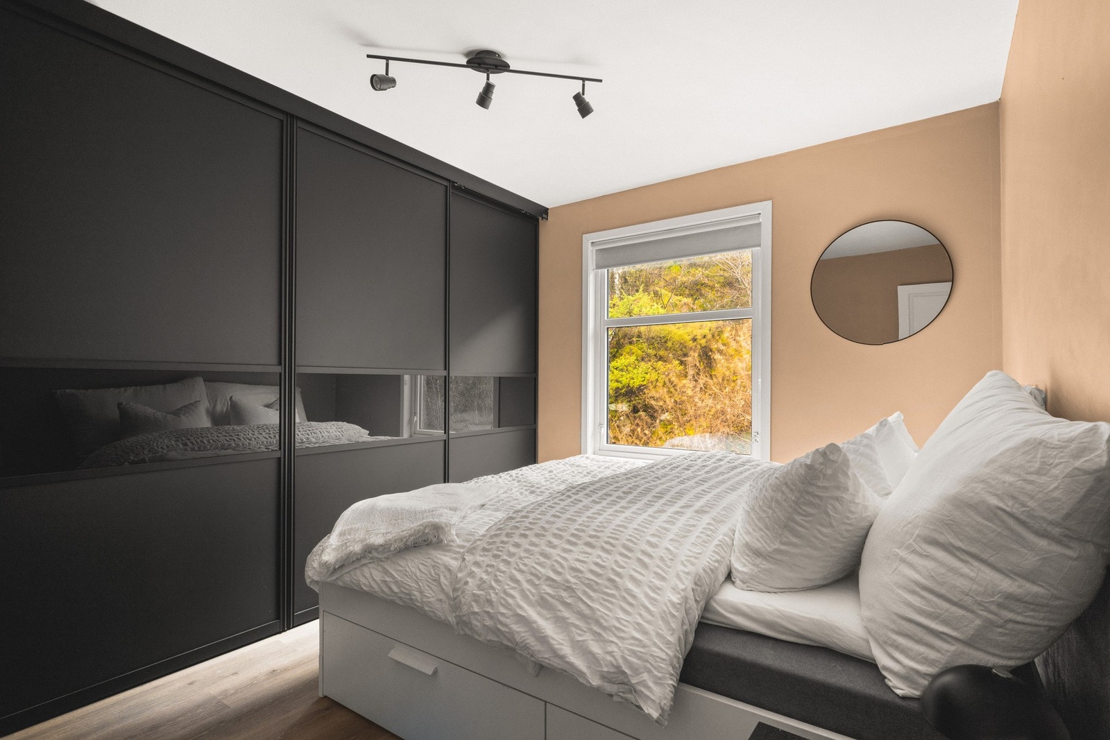 Hovedsoverommet har en praktisk skyvedørsgarderobe for oppbevaring av klær. Galleribilde