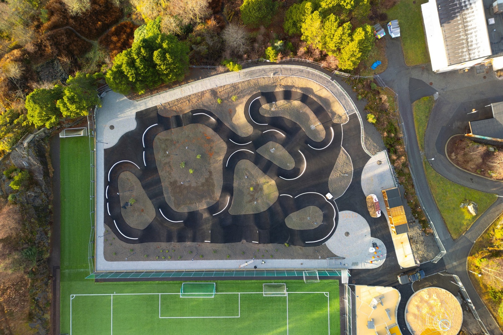 Olsvikparken er oppgradert med, parkour park, pumptrack og lekeapparater til barn. Galleribilde