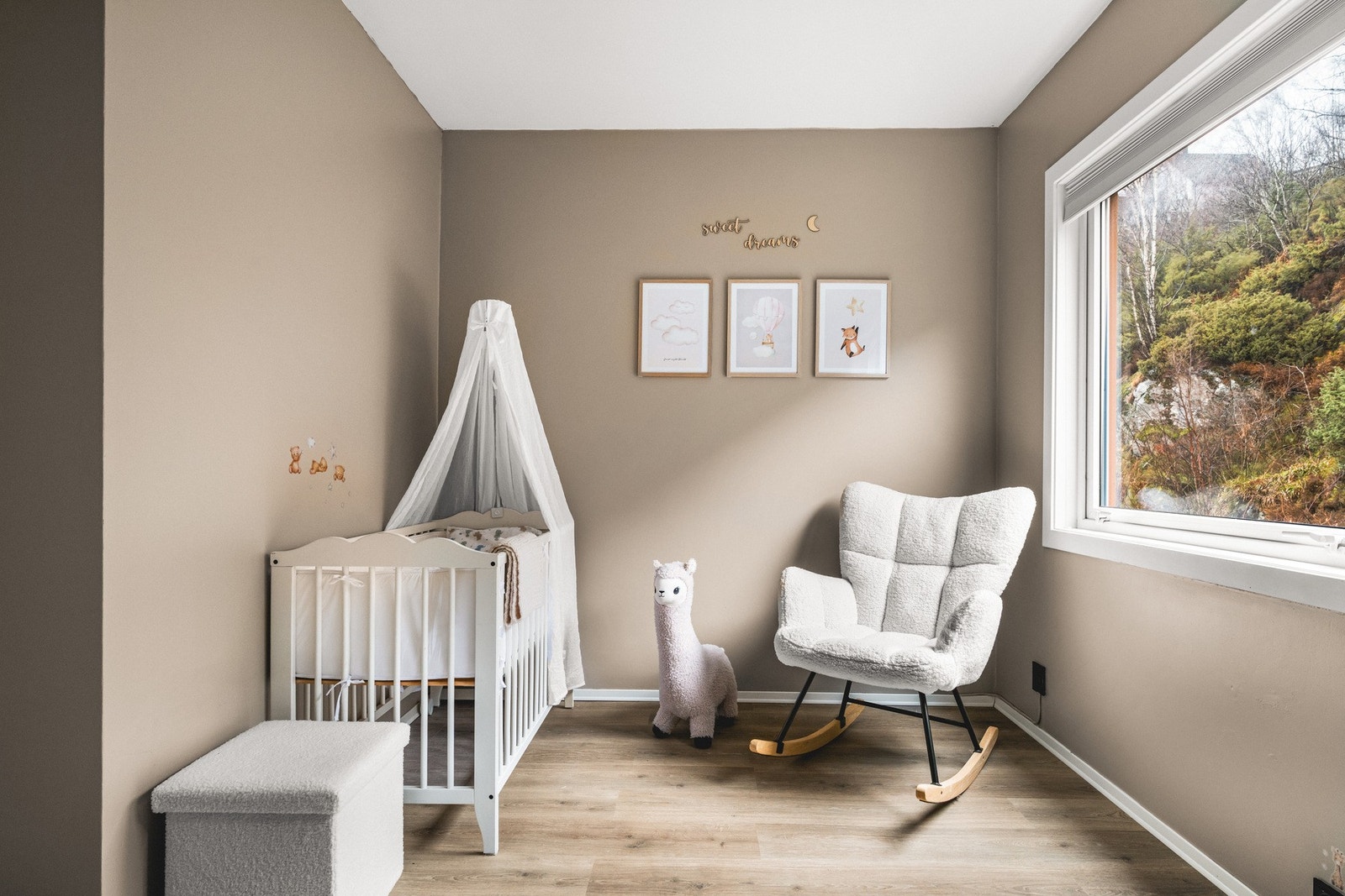 Det er benyttet en lun fargepalett på alle rom som skaper en behagelig soveromsatmosfære. Galleribilde