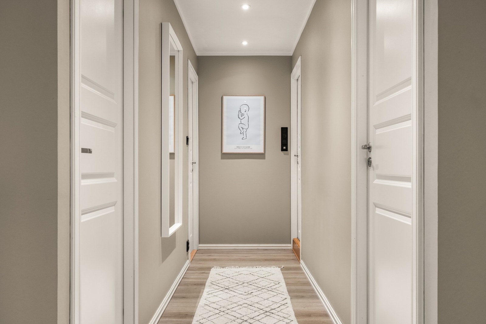 Her har du god plass til garderobeløsning for oppbevaring av yttertøy og sko. Galleribilde