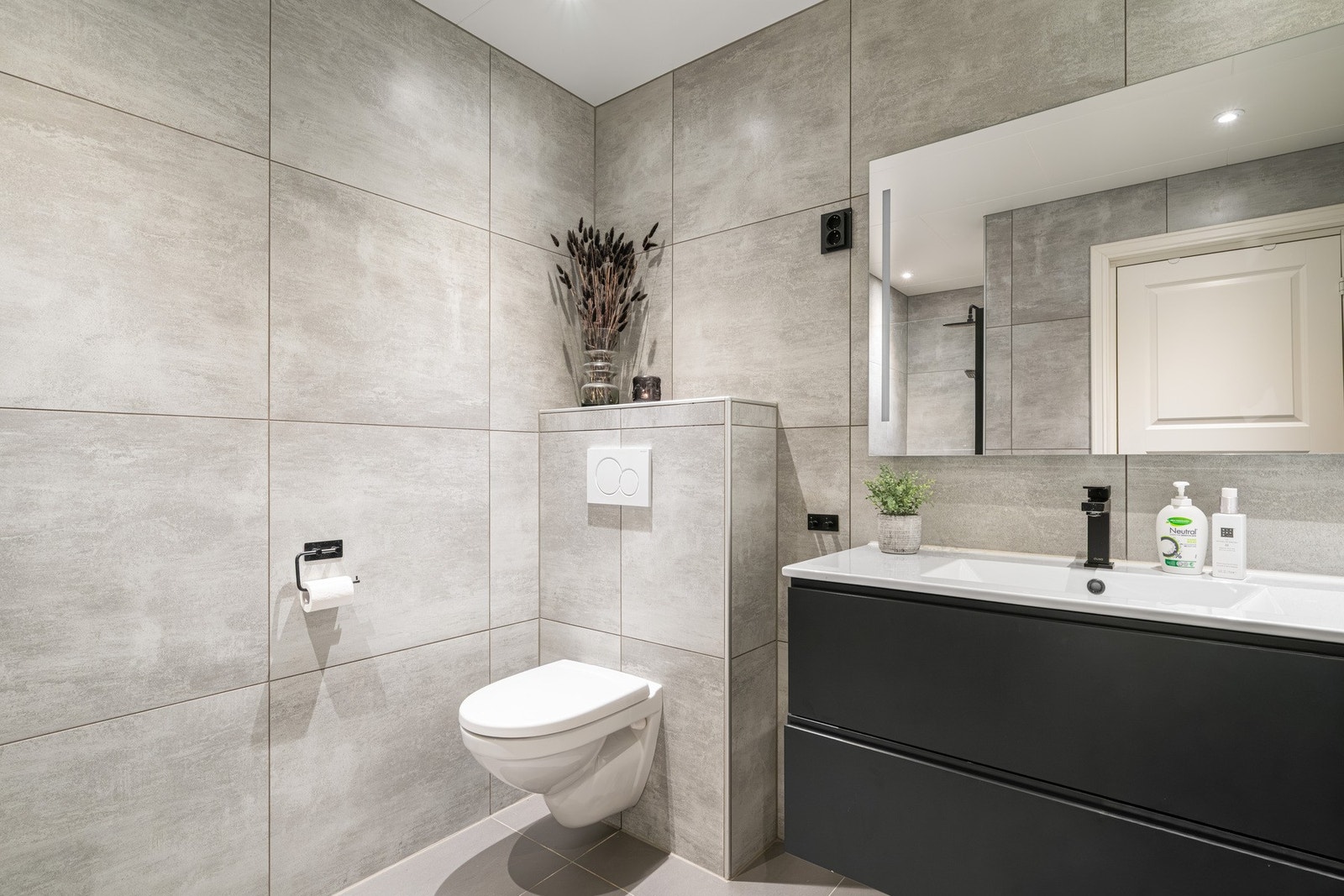 Her er det flislagt gulv og vegger, samt varmekabler. Galleribilde