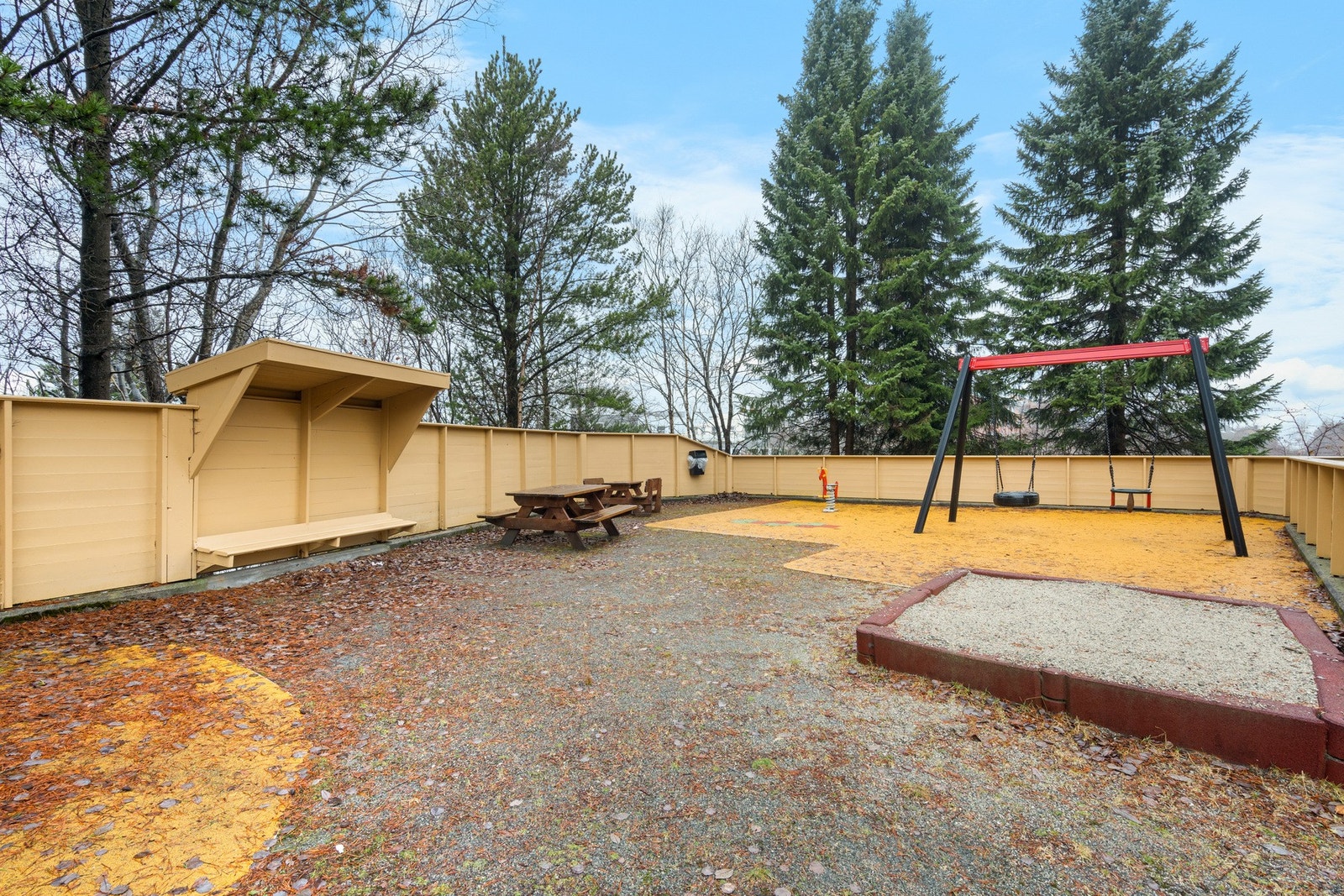 Nabolaget byr på flere lekeplasser, grønne fellesarealer og fine møteplasser for både store og små. Dette gjør området ideelt for barnefamilier som ønsker et trygt og sosialt nærmiljø. Galleribilde