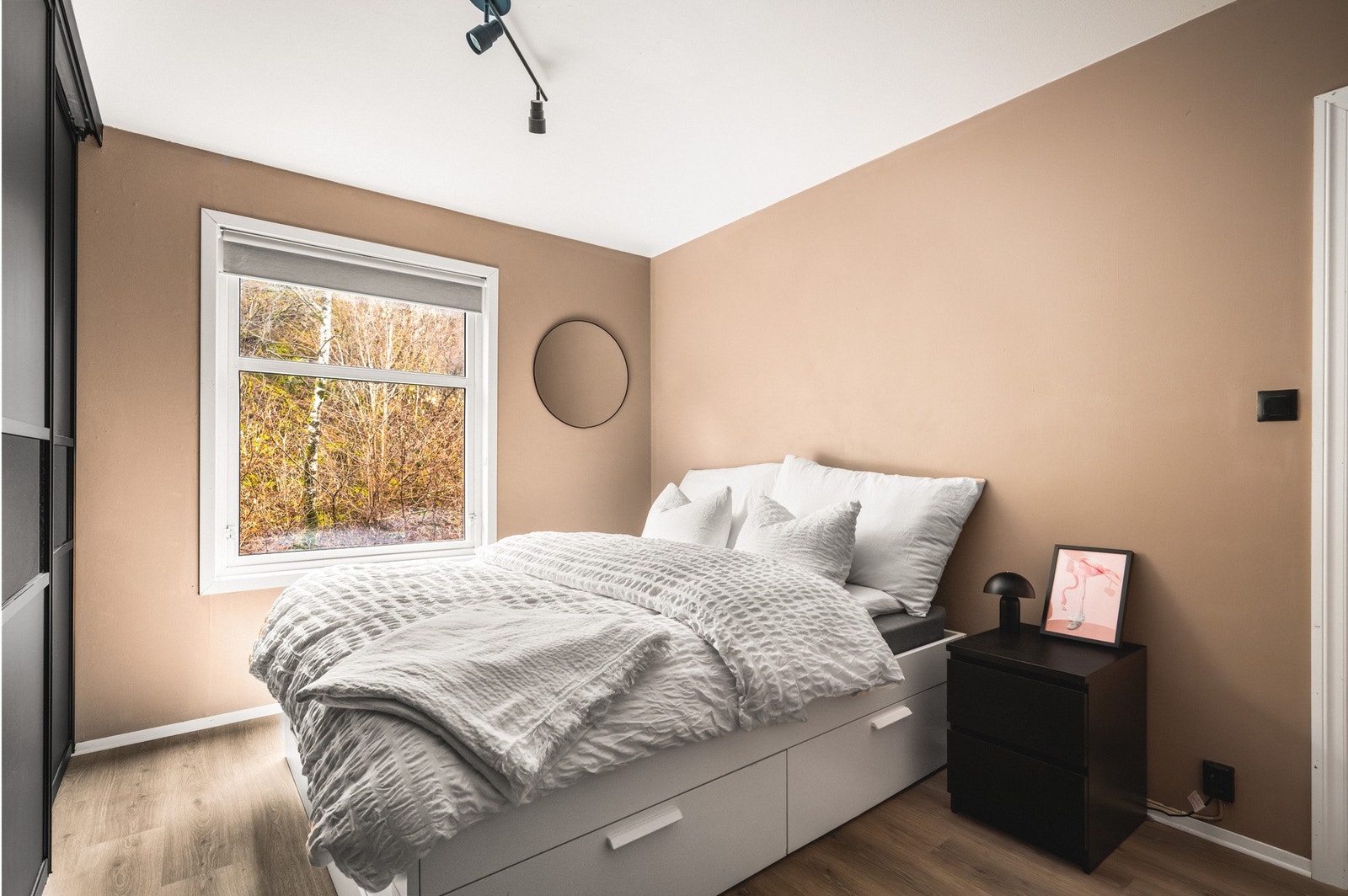 Leiligheten har tre gode soverom på henholdsvis 13,6 kvm, 10,2 kvm og 9,6 kvm. Galleribilde