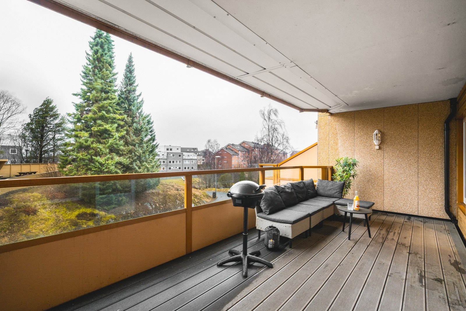 Det ble lagt nye terrassegulv i 2025 i regi av borettslaget. Galleribilde