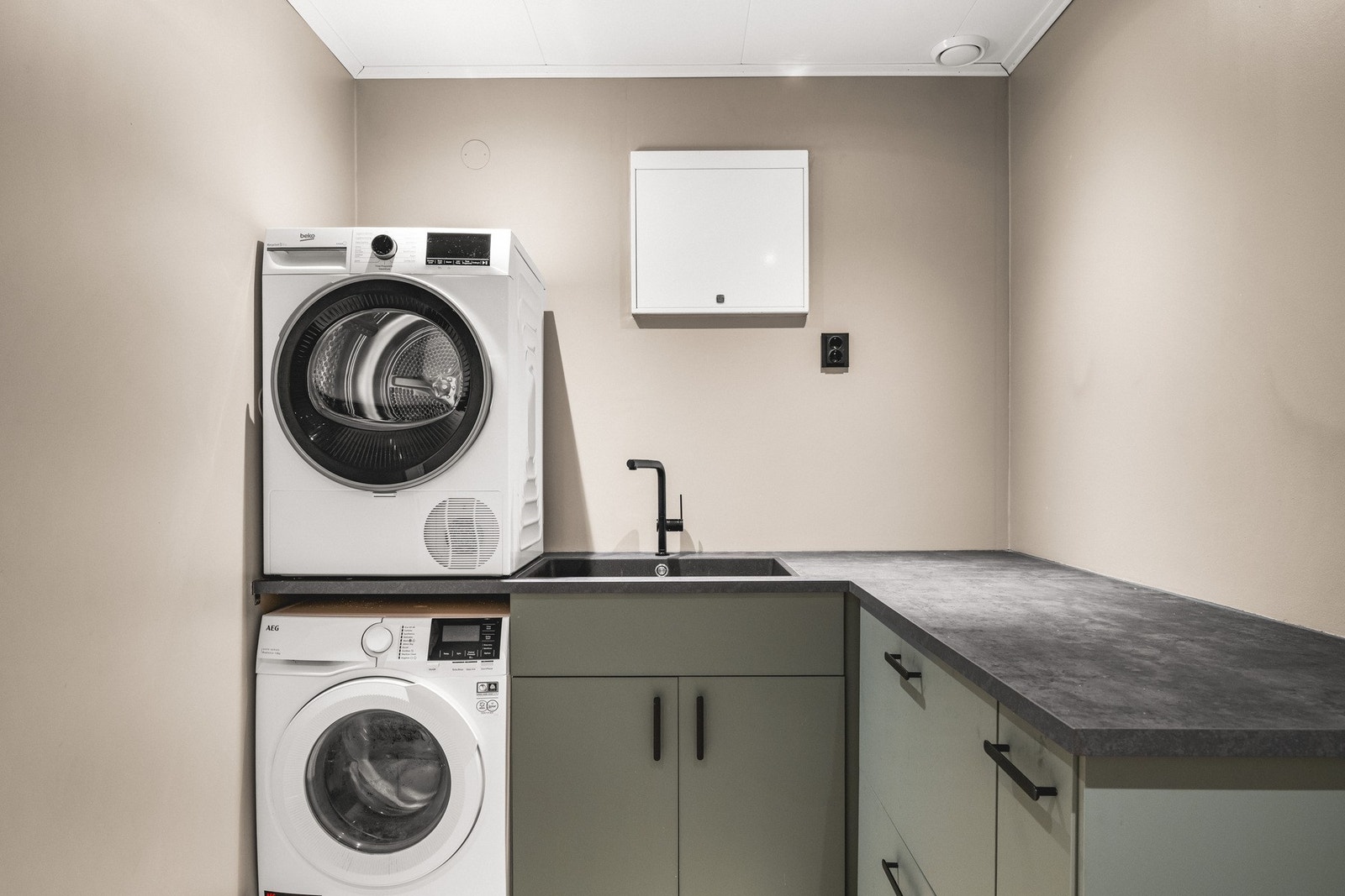 Vaskerommet ble pusset opp i 2022, måler 5 kvm og inneholder vaskemaskin og utslagsvask. Galleribilde