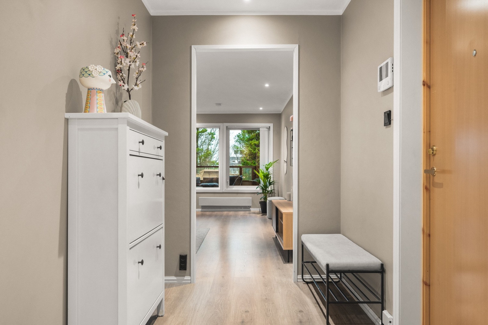 Videre inn i boligen møter du den åpne stue- og kjøkkenløsningen. Galleribilde