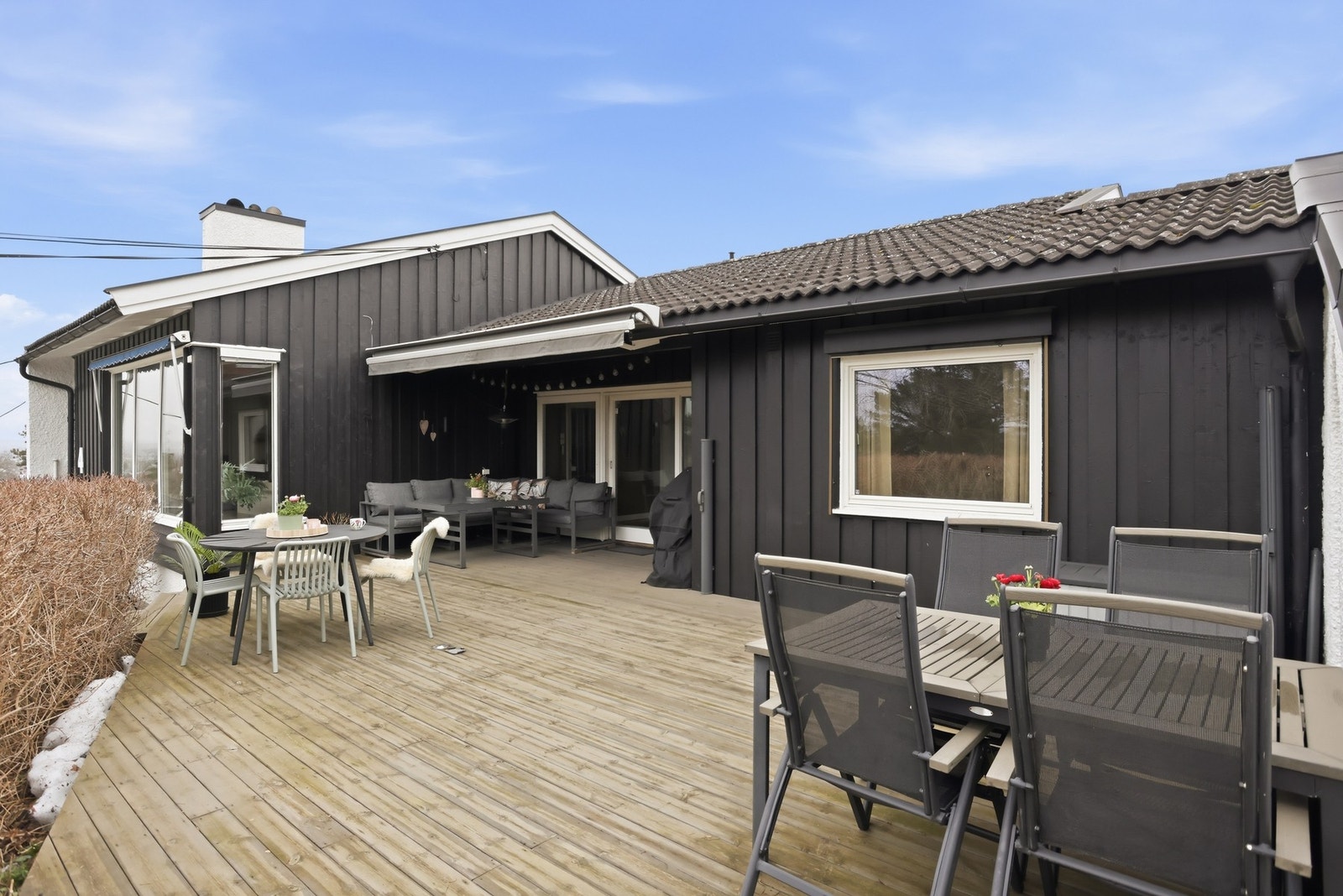 Uteareal med markise og levegg som gir en lun tilværelse Galleribilde