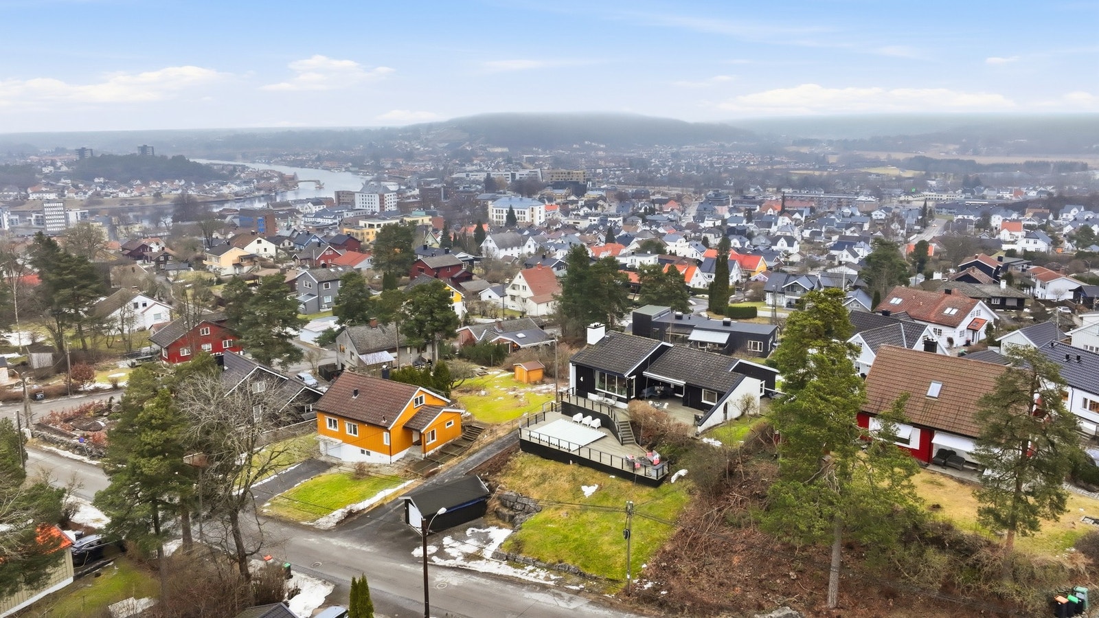 Fra eiendommen har man utsikt mot Lifjell og Vealøs Galleribilde