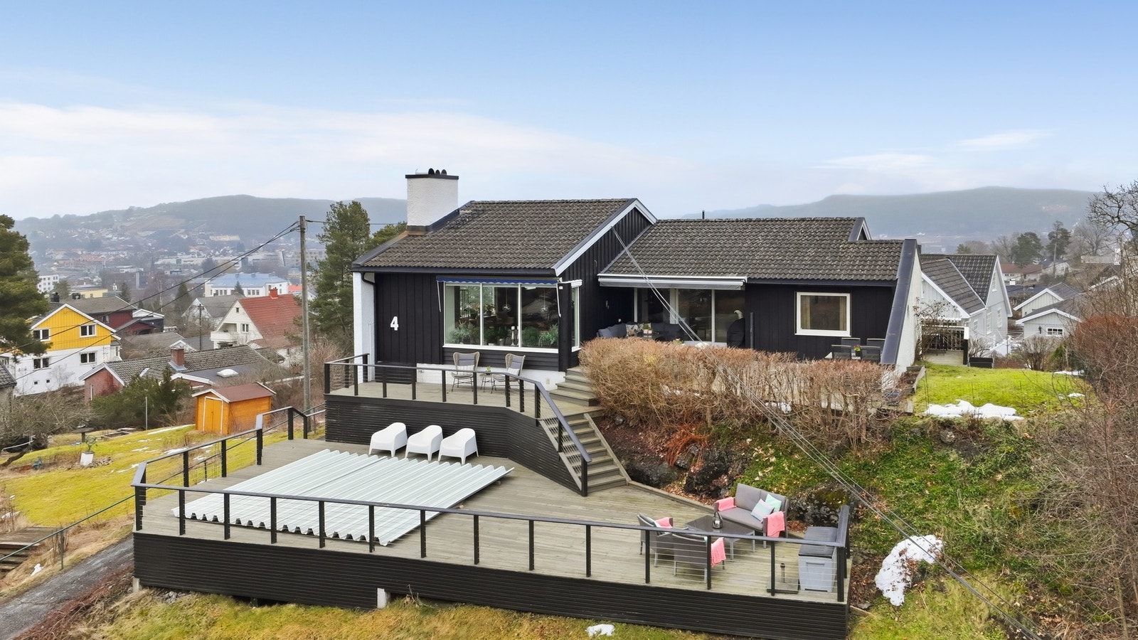 Eiendommen har opparbeidet uteareal og svømmebasseng på terrassen Galleribilde