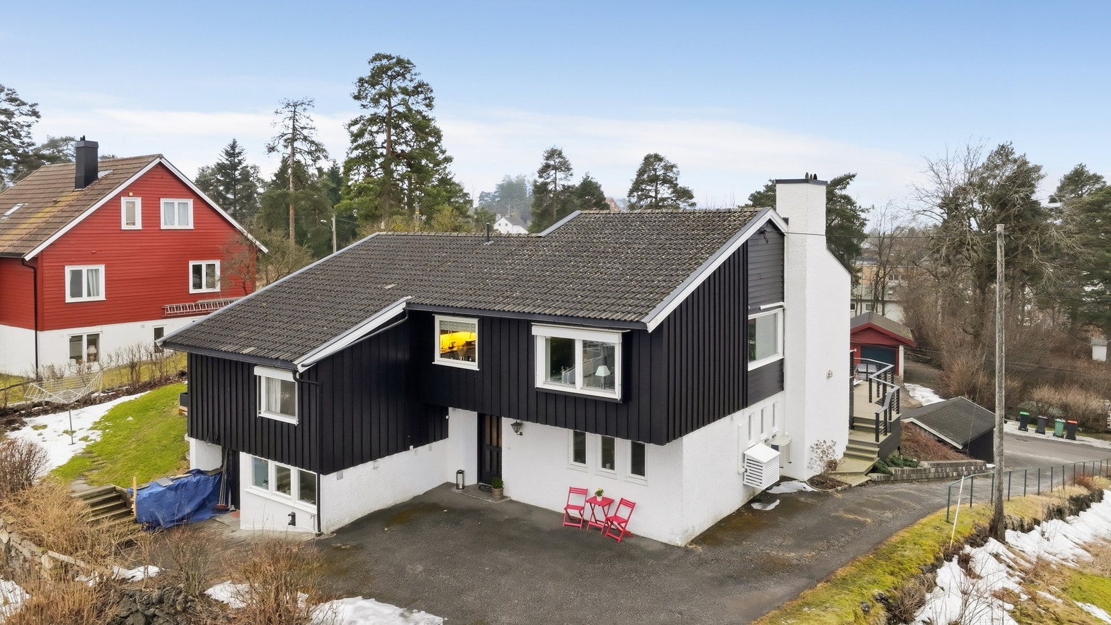 Det er plass til parkering ved inngang til boligen Galleribilde