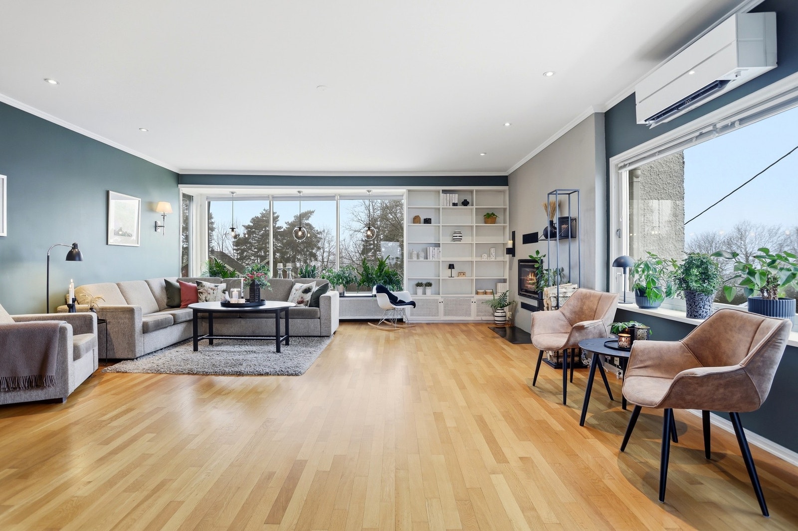 Store vindusflater i stuen som gir godt med innslipp av naturlig lys Galleribilde