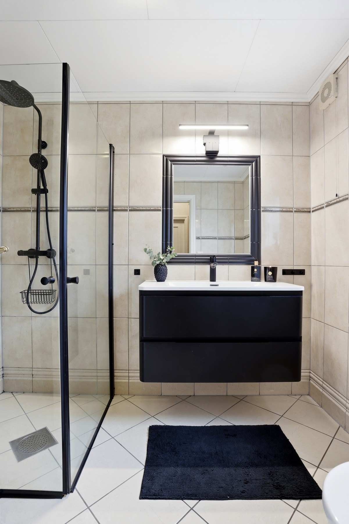 Baderom med flis på vegg- og gulvflater Galleribilde