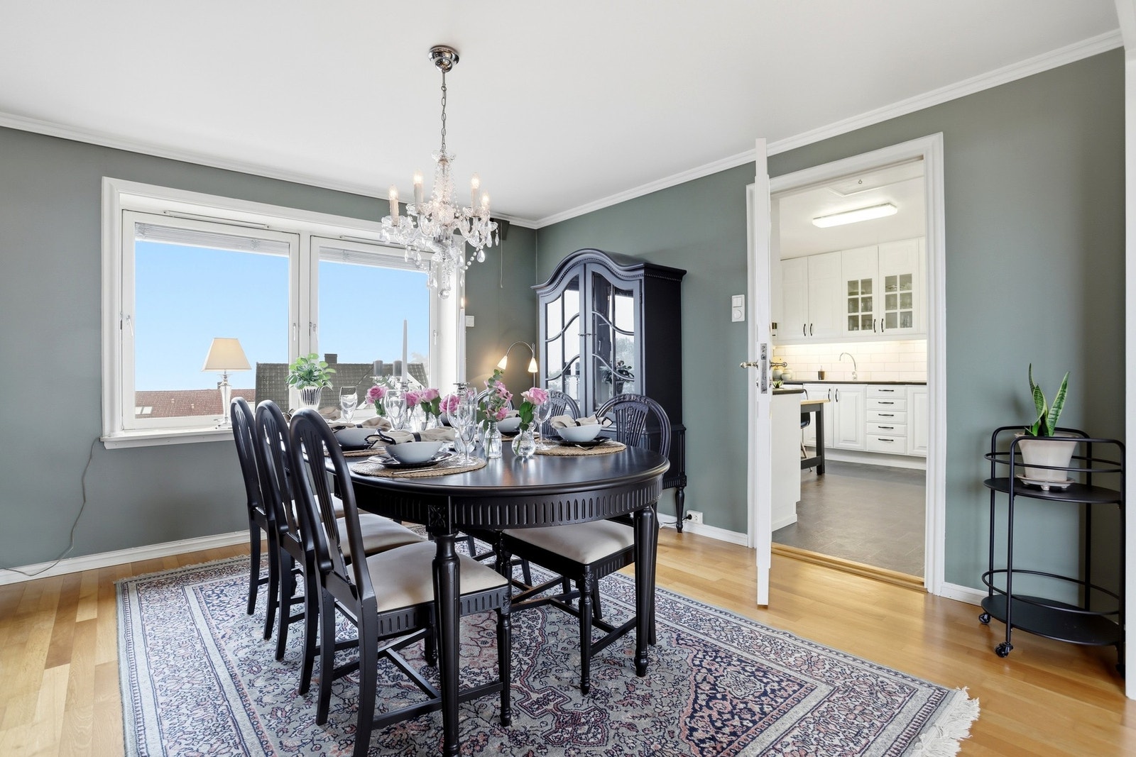 Spisestuen med tilgang fra kjøkken Galleribilde