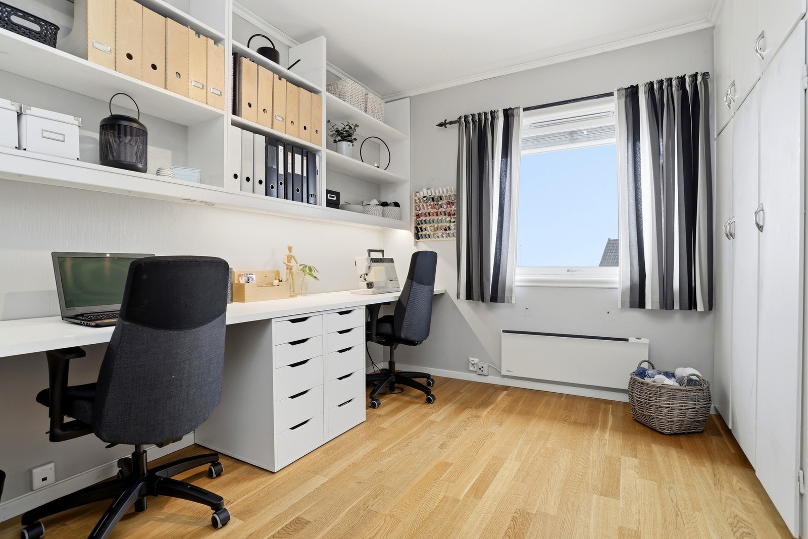 Soverom III, innredet som kontor/hobbyrom Galleribilde