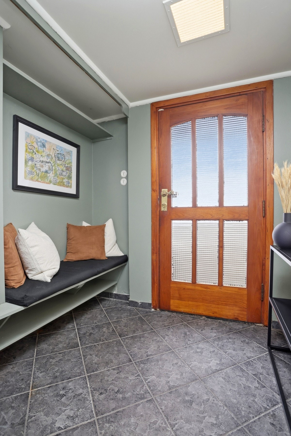 Entré med plassbygd sitteplass Galleribilde