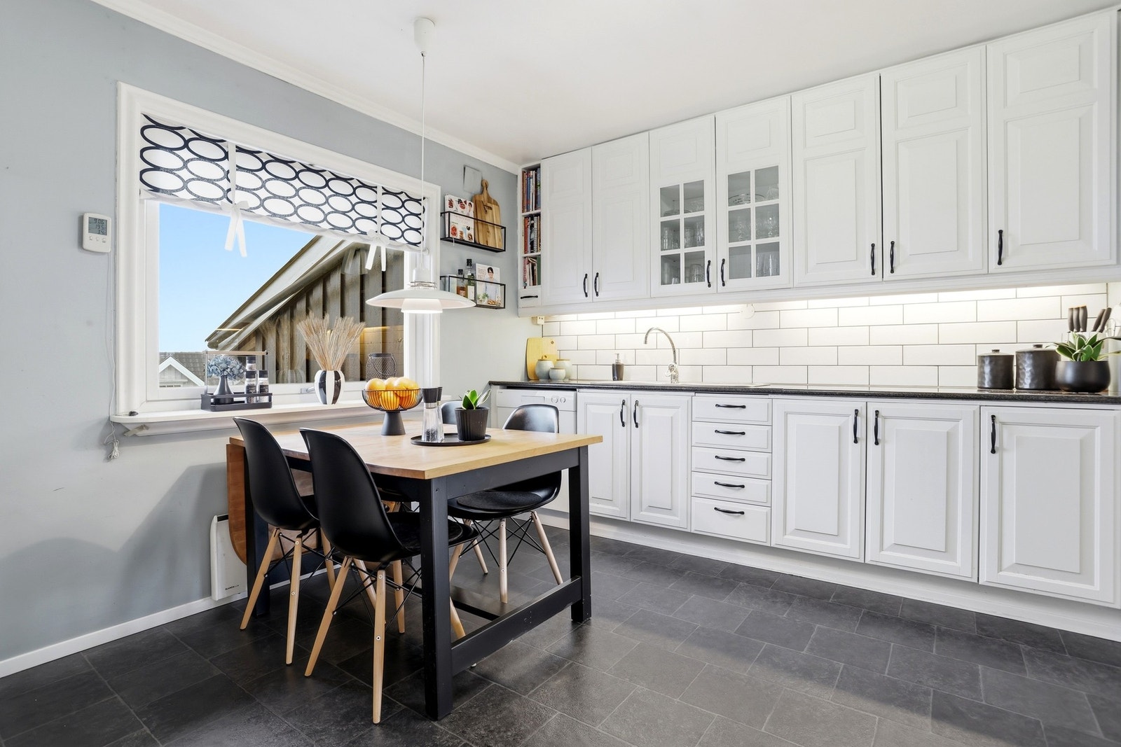 Integrerte hvitevarer: Oppvaskmaskin, stekeovn, mikrobølgeovn, platetopp og fryseskap Galleribilde