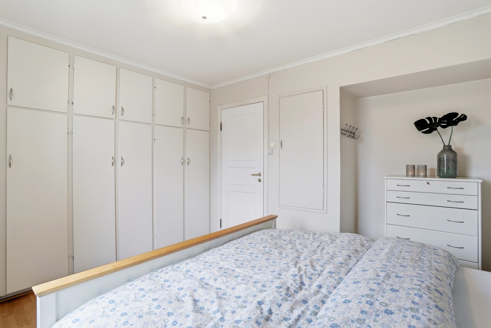 Dette soverommet har garderobeskap Galleribilde