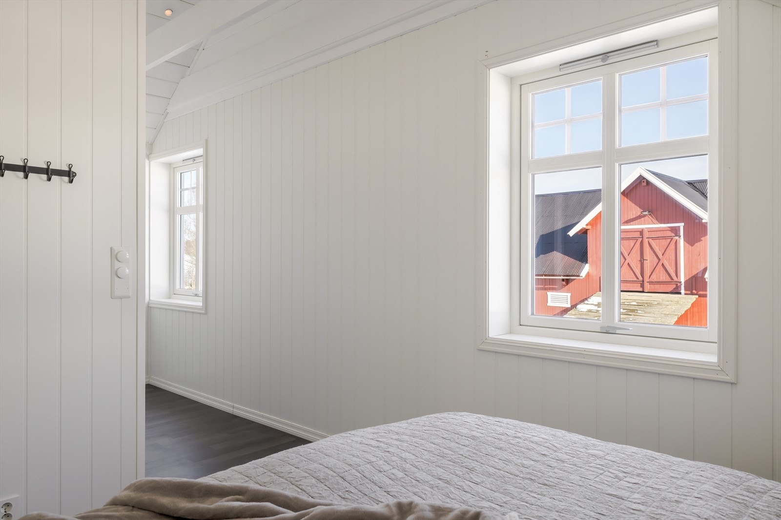 På soverommet er det to vinduer som slipper inn fint lys. Galleribilde