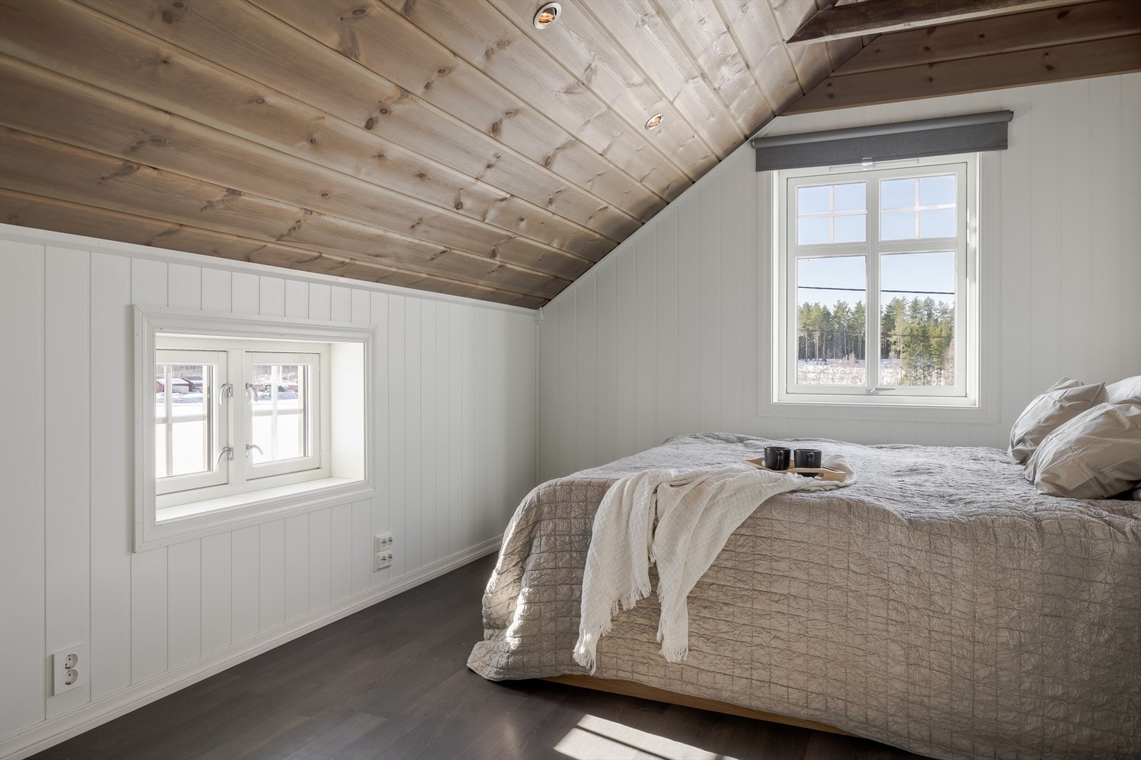 Soverom 1 er et stort, lyst og flott rom. God standard med mørk laminat på gulv, lyse panelplater på veggene, skjult elektrisk anlegg og lun trepanel med innfelte downlights i himlingen. Galleribilde