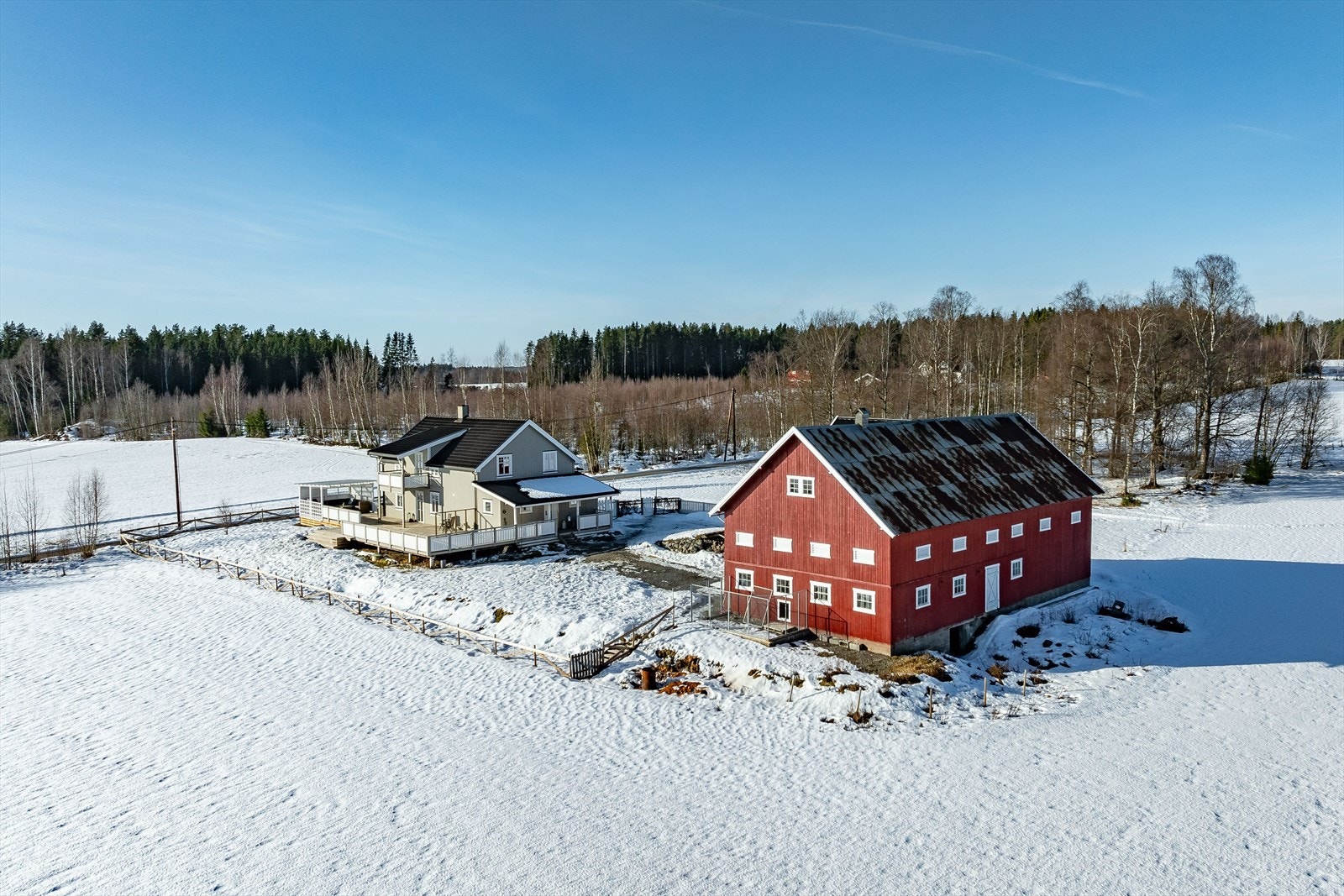 Et hyggelig småbruk på ca. 79,2 mål som i hovedsak består av fulldyrka jord som er forpaktet bort. Galleribilde