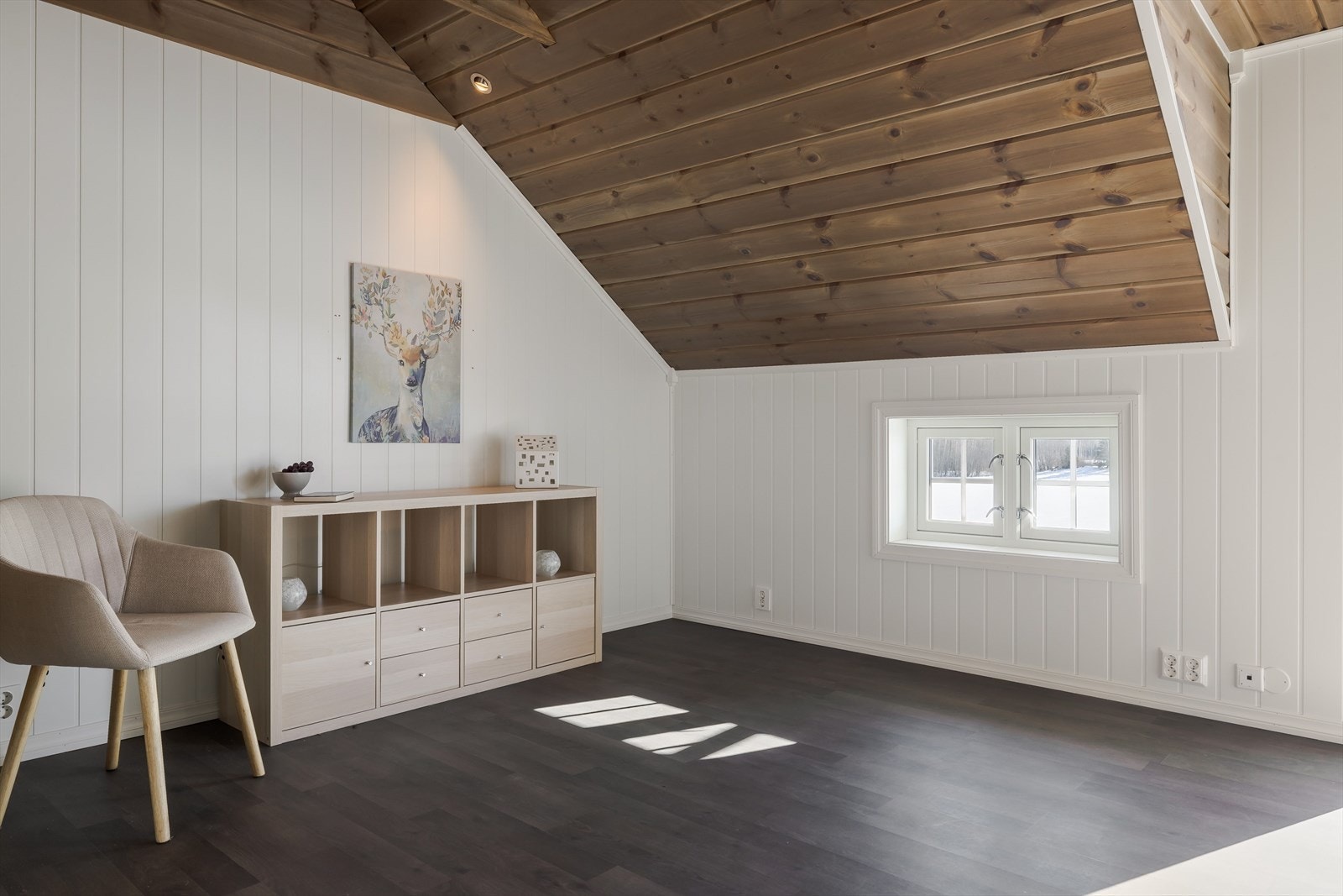 I loftstuen er det god plass til sofagruppe eller annet ønskelig møblement. Galleribilde